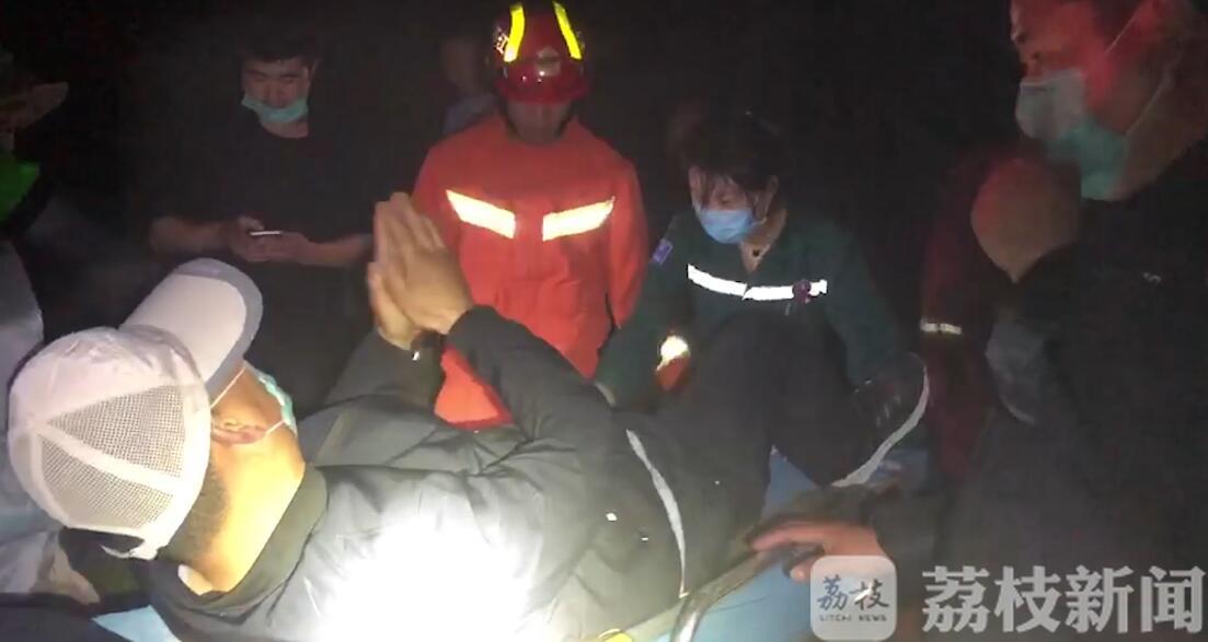 消防员■消防员制造简易“缆车”护送下山 游客摔伤被困羽山