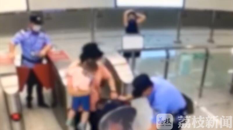 「」警辅小哥上演“最帅跨栏” 婴儿车脱手倒地