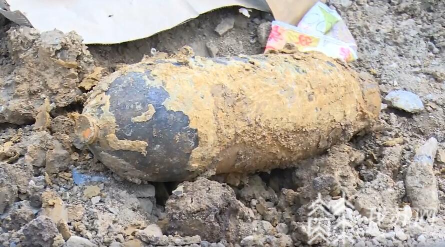 [煤气罐]竟是威力巨大的航空炮弹 挖土挖出“煤气罐”