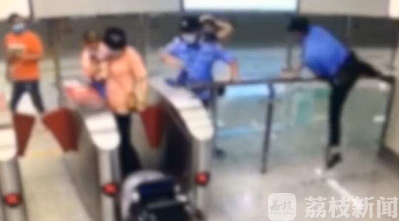 「」警辅小哥上演“最帅跨栏” 婴儿车脱手倒地