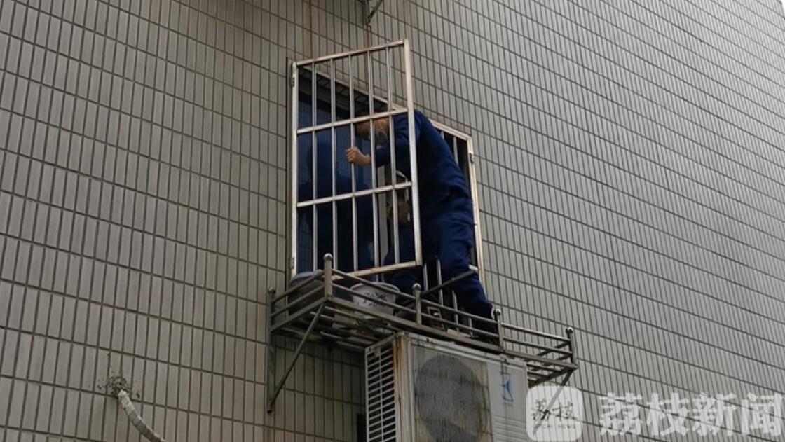 『门把手』求助消防鞠躬致谢 门把手断裂九旬老人被困