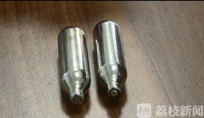 #笑气#协助警方破获“笑气”案 外卖小哥跑腿送货发现猫腻
