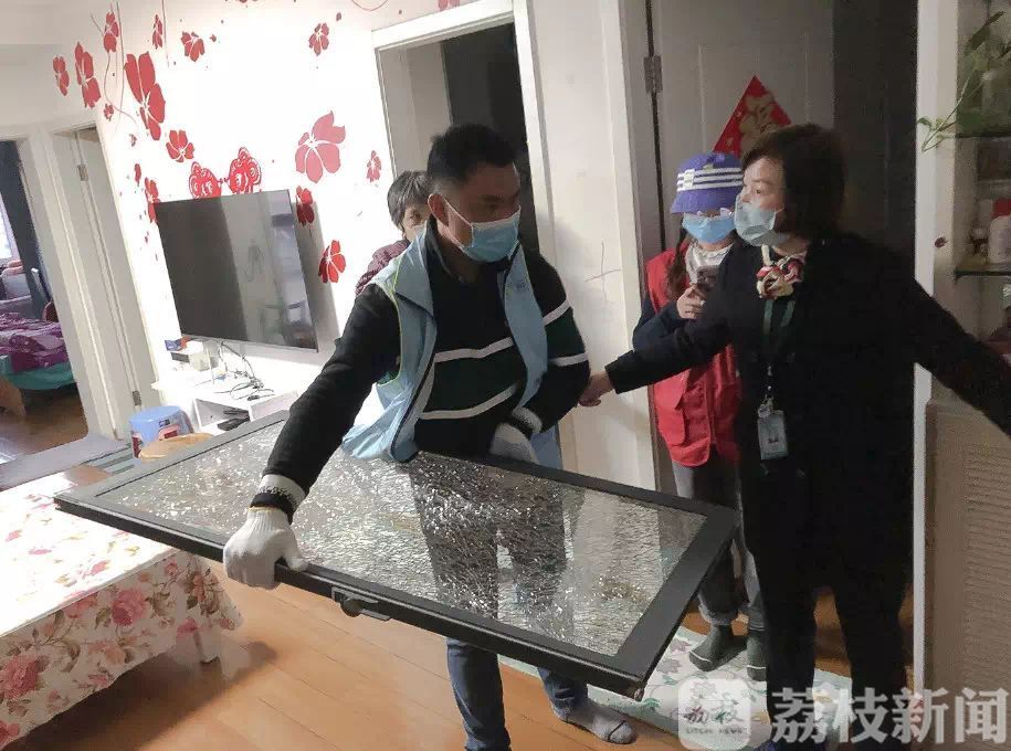 「社区」我在后方|驰援武汉医护人员家里玻璃突破碎 社区及时来帮忙 你在前方