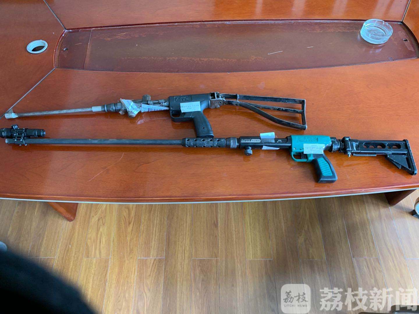 ##警方跨省寻真相 装修钢管悄变枪管