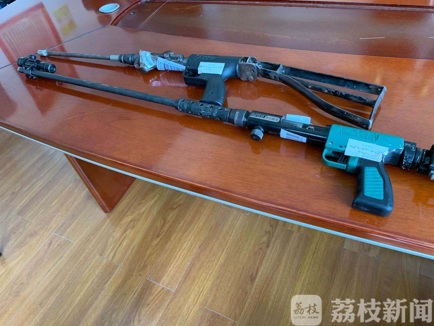 ##警方跨省寻真相 装修钢管悄变枪管