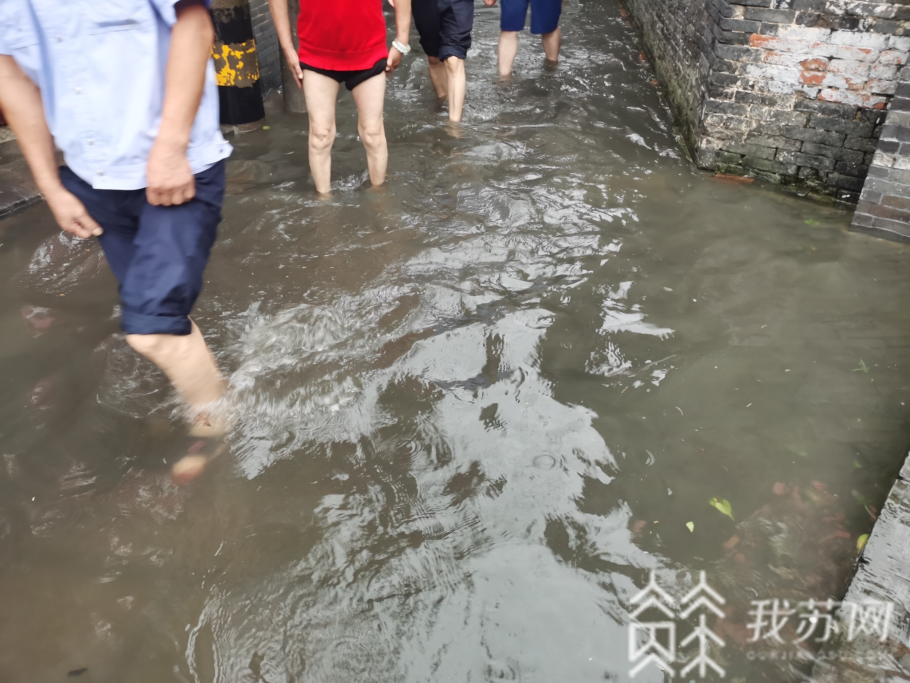 民警■暴雨后的守护！民警帮助老人及时排涝获群众点赞