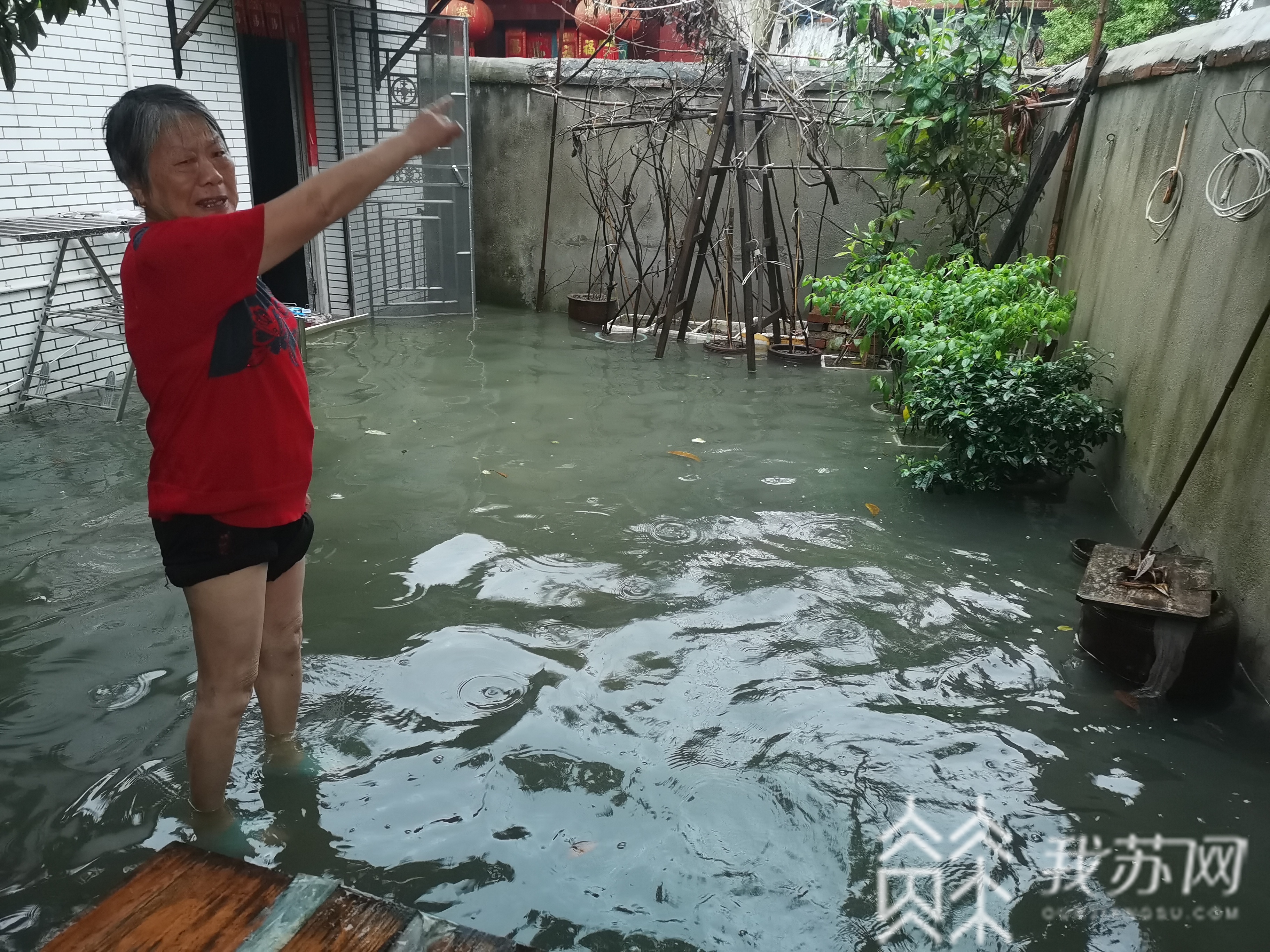 民警■暴雨后的守护！民警帮助老人及时排涝获群众点赞