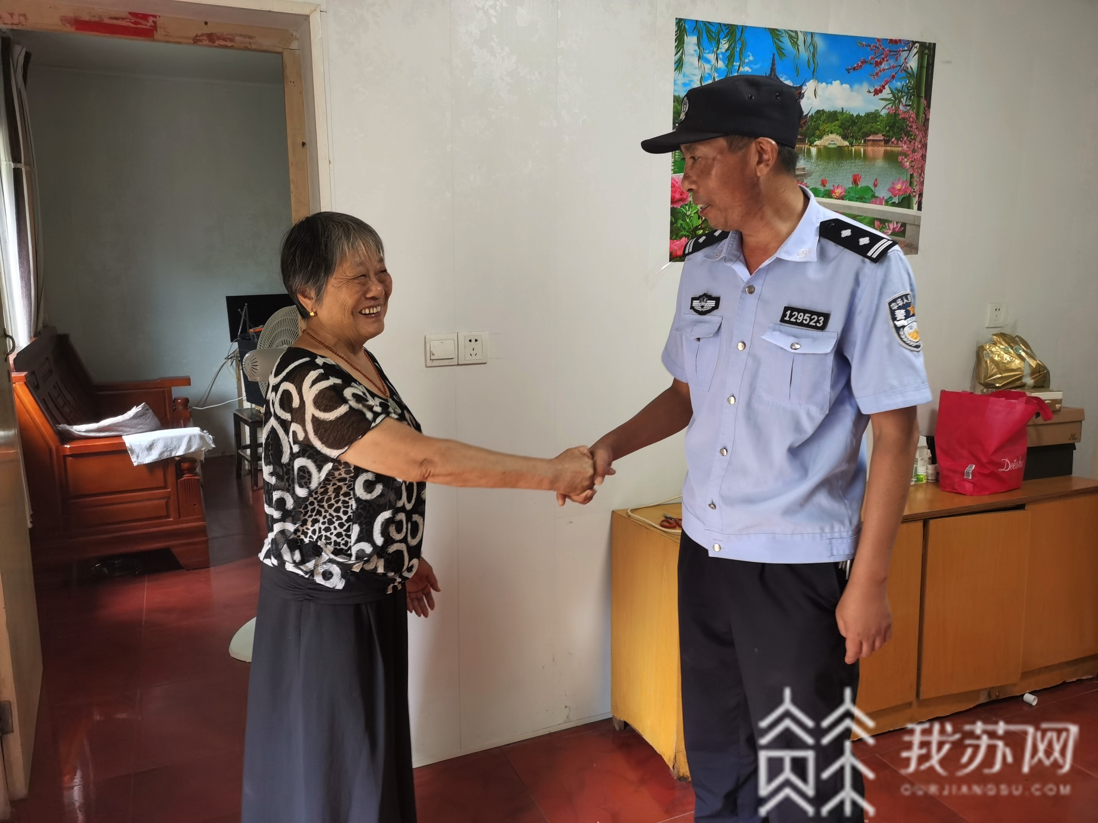 民警■暴雨后的守护！民警帮助老人及时排涝获群众点赞
