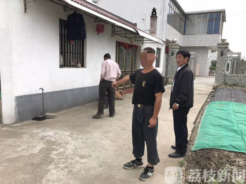 冒充■比电视剧还雷人！男子冒充警察路上设卡“征用”电动车