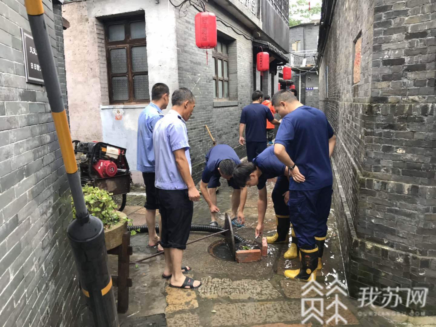 民警■暴雨后的守护！民警帮助老人及时排涝获群众点赞