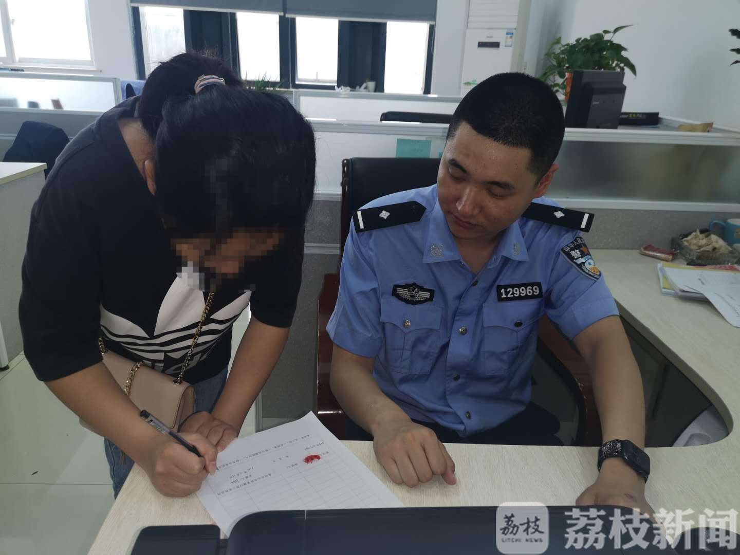 张女士■平台限购想奇招，女子找人代购反被骗……