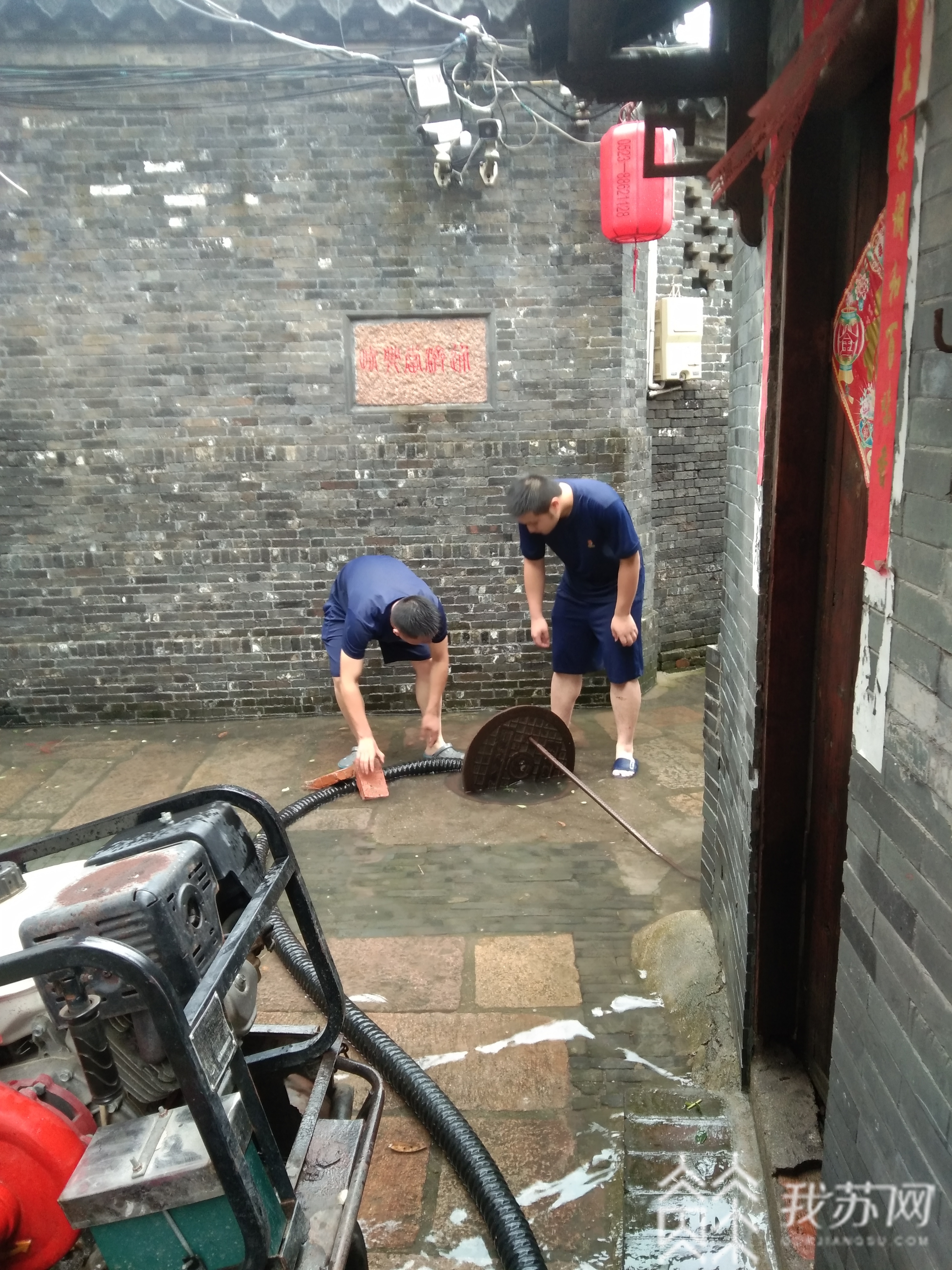 民警■暴雨后的守护！民警帮助老人及时排涝获群众点赞