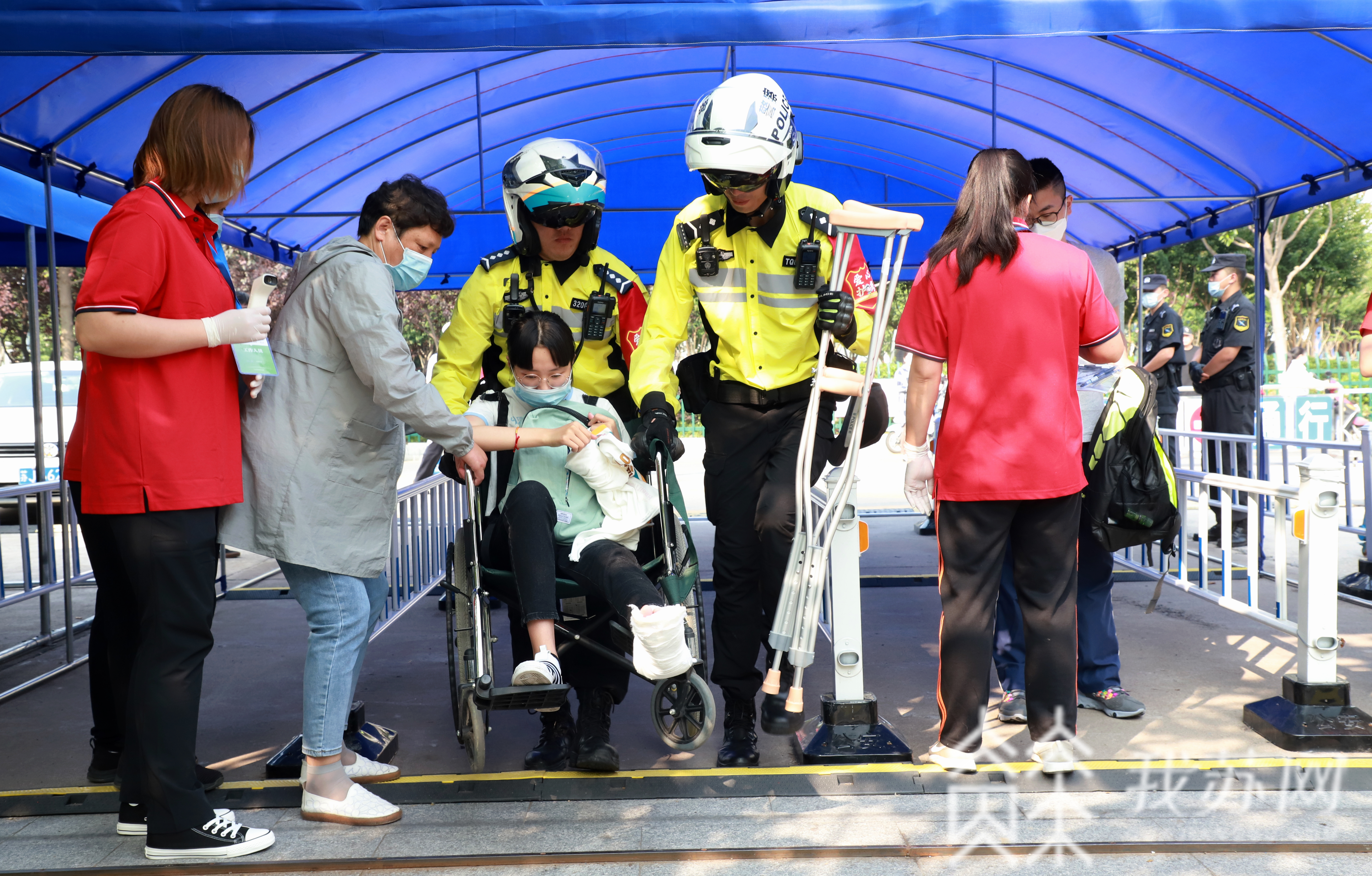 「考生」 盐城交警铁骑队员一路护送考生顺利到考场 考生腿部骨折