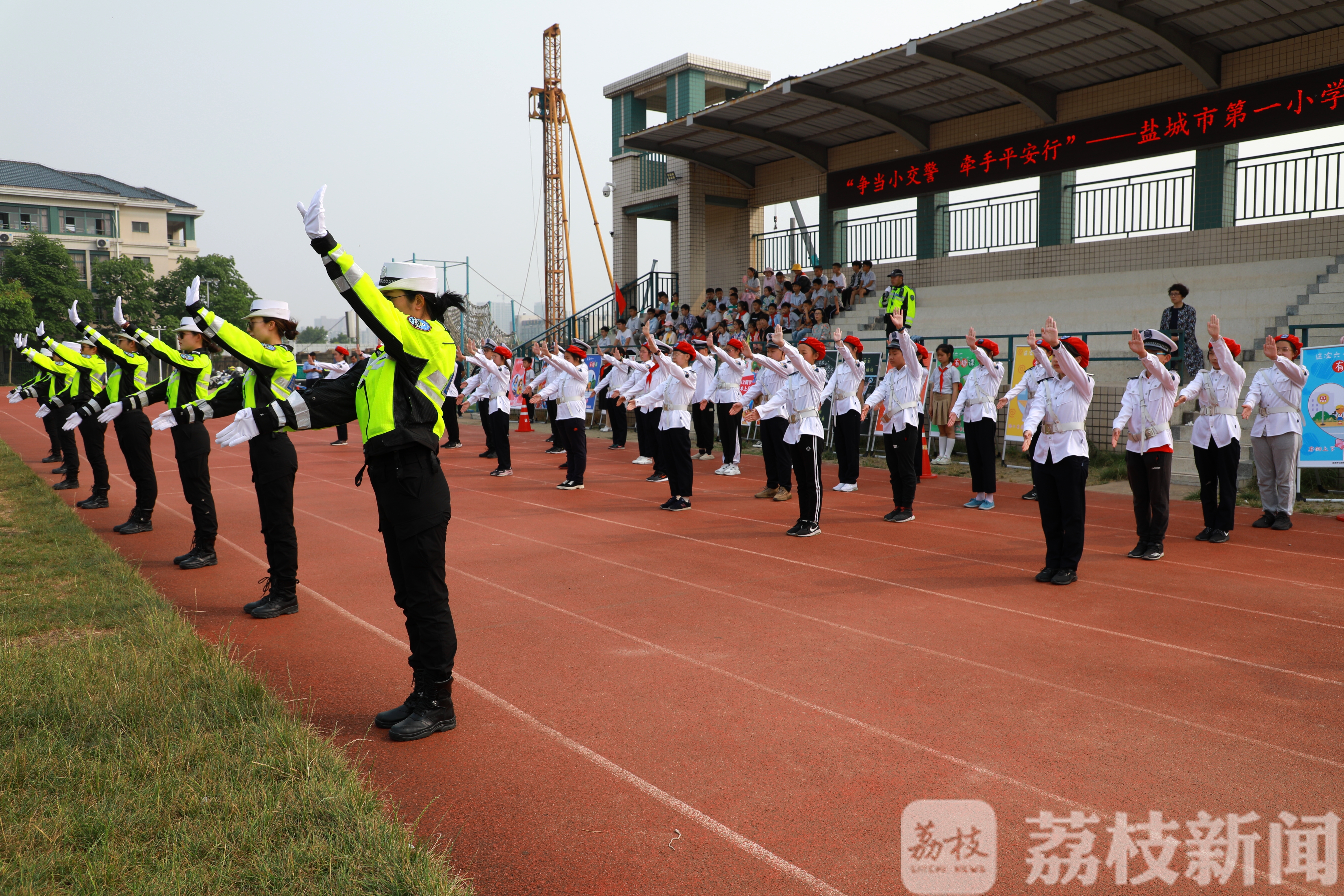 头盔■开直播、送头盔、进校园……盐城力促落实“头”等大事