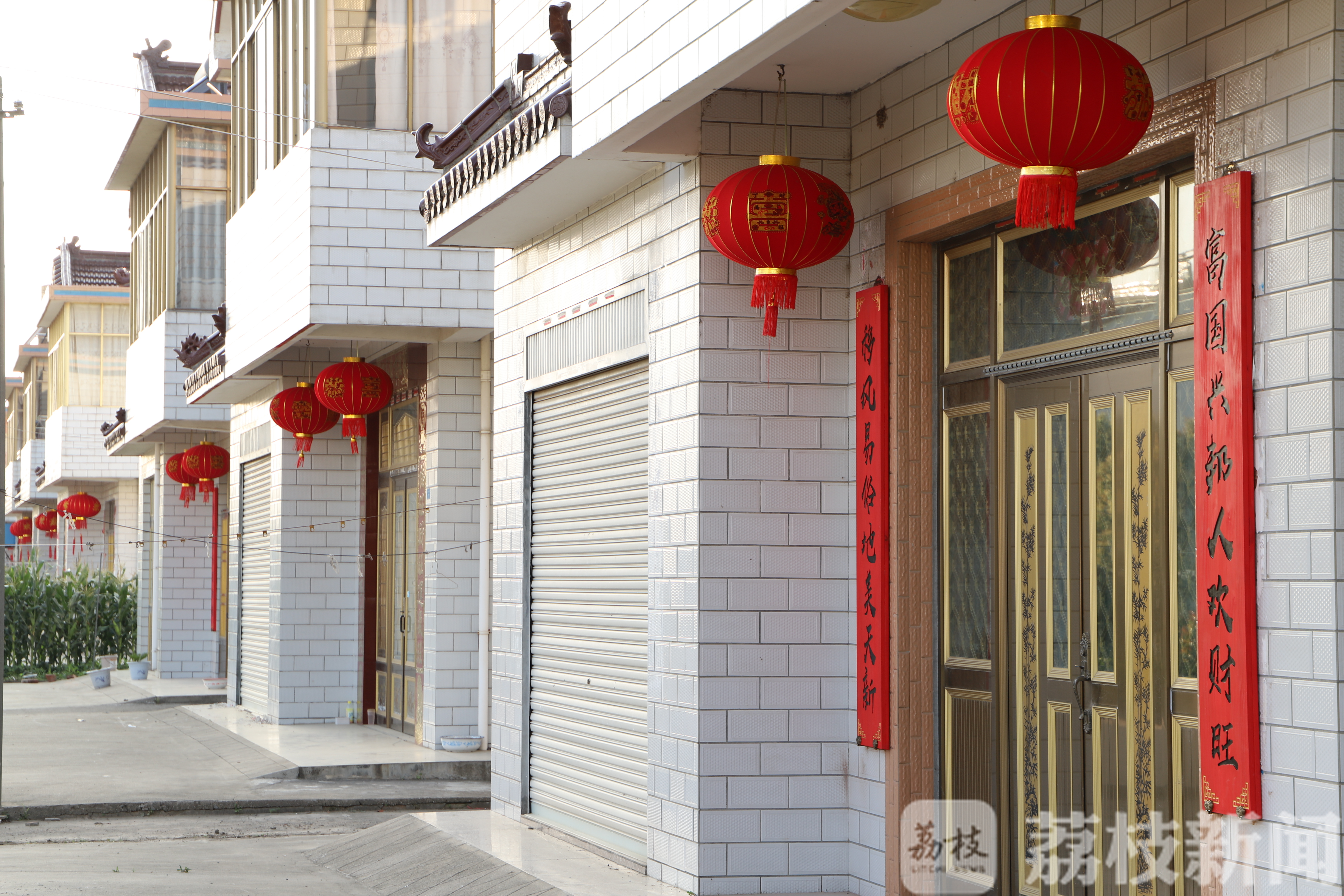 西瓜■东台兰址：昔日“拦路止”，今朝“楼在绿中、人在景中”特色田园村