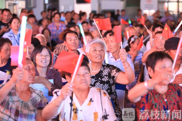 歌舞、相声、快板、脱口秀……警官艺术团进社区，“梳网清格”记