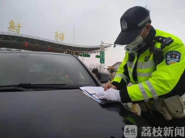 盐城：党旗飘扬在一线 警民情深暖心间