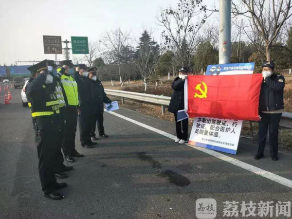 盐城：党旗飘扬在一线 警民情深暖心间