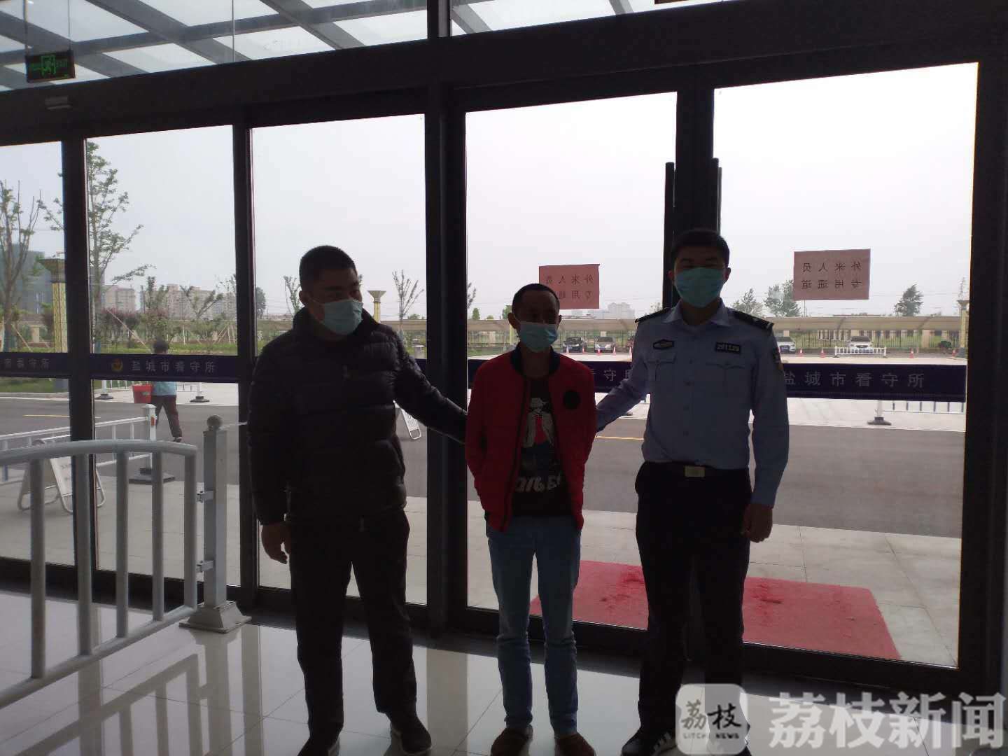 保险柜■胆子真大！蟊贼撬不开保险柜直接搬走，柜内有价值10万黄金和首饰