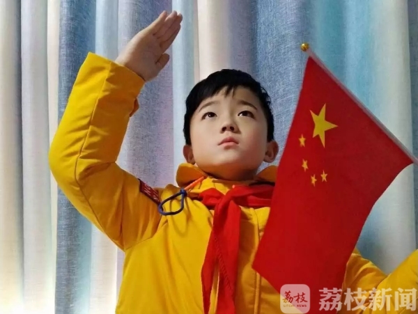 国歌嘹亮，国旗飘扬！盐城亭湖小学生举行一场特殊的升旗仪式