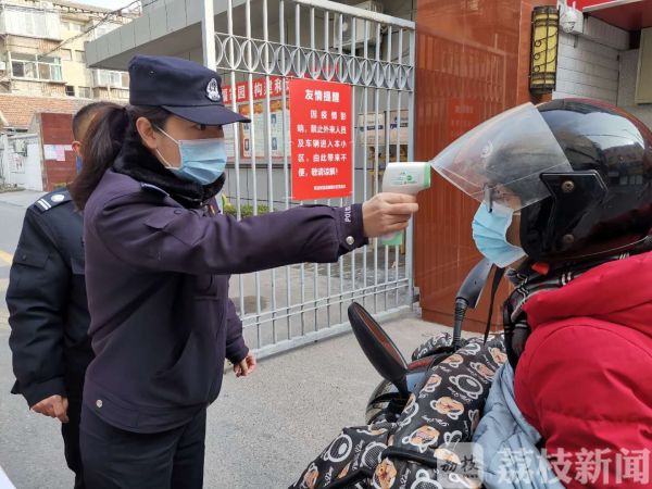 盐城女警冲在防控一线：我是警察，也是心理咨询师