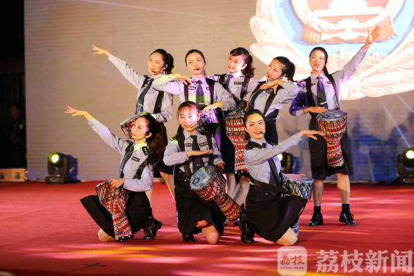 歌舞、相声、快板、脱口秀……警官艺术团进社区，“梳网清格”记