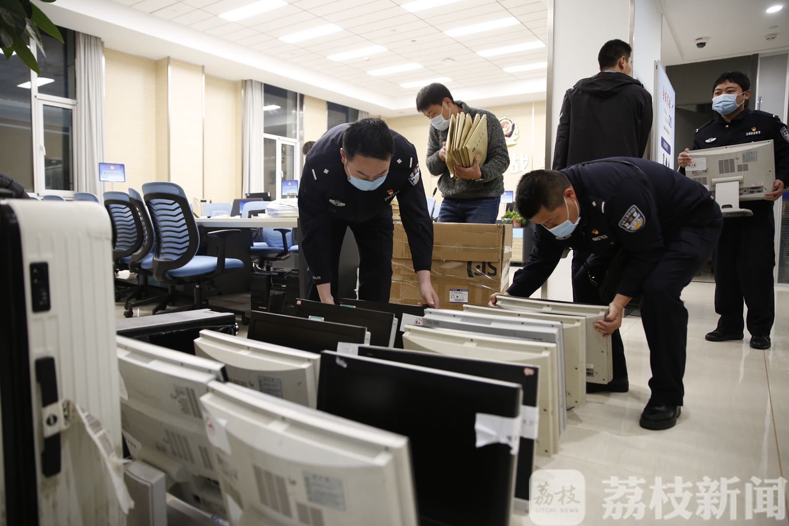 警方@36名嫌犯落网 “袁大头”变“冤大头”盐城亭湖警方跨省破获网络诈骗案