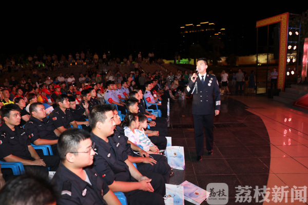 歌舞、相声、快板、脱口秀……警官艺术团进社区，“梳网清格”记