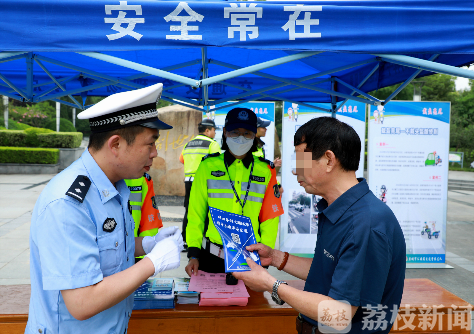 宣传教育■盐城交警“出摊”设立宣传教育点，助力文明城市创建