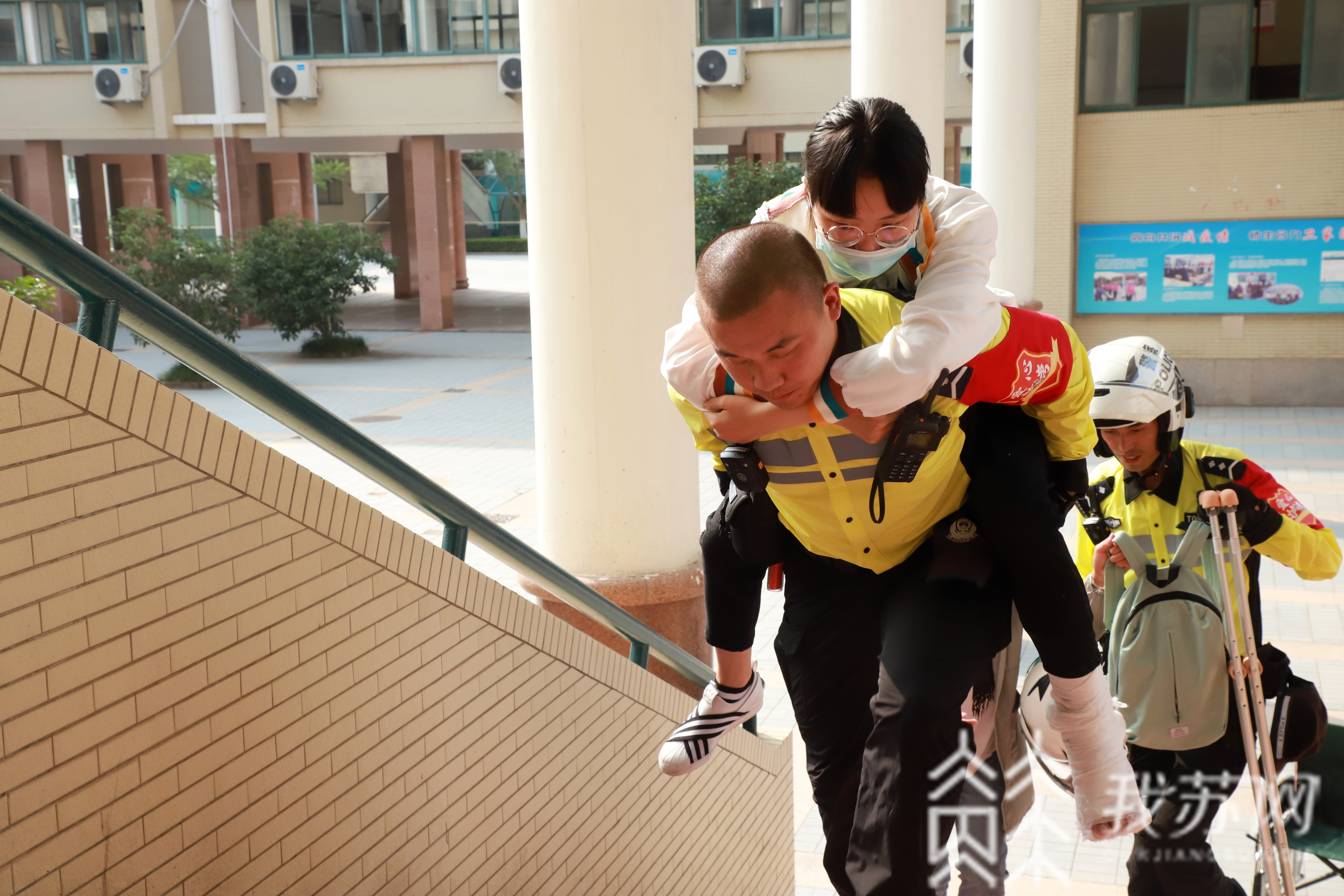 「考生」 盐城交警铁骑队员一路护送考生顺利到考场 考生腿部骨折