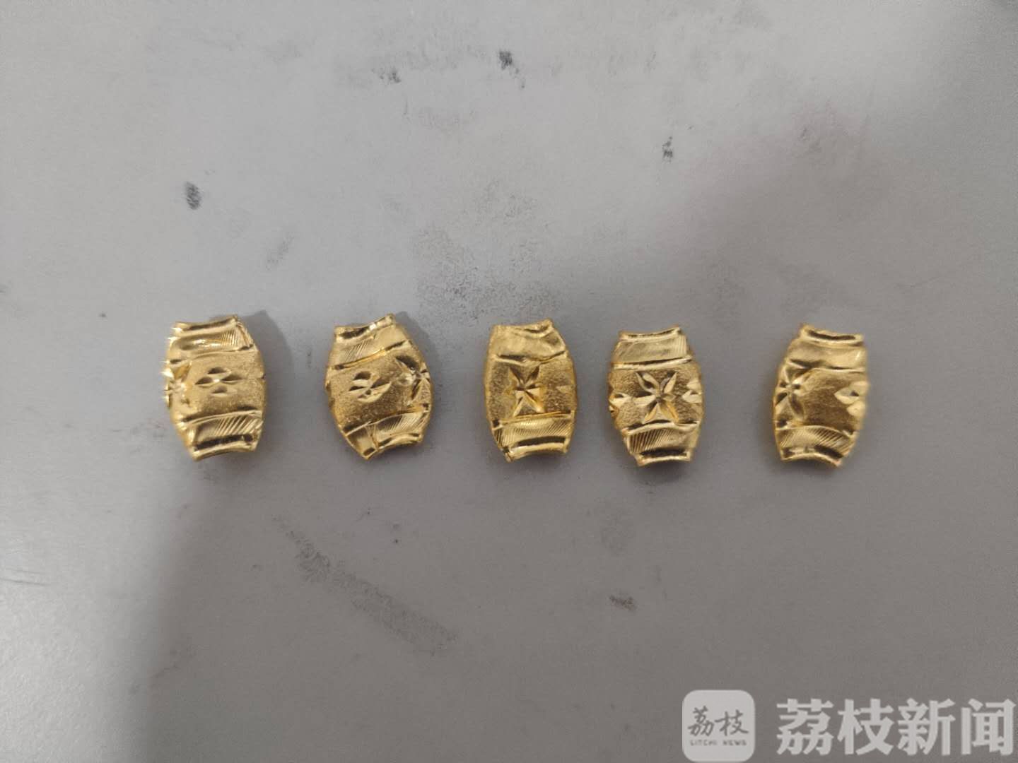 保险柜■胆子真大！蟊贼撬不开保险柜直接搬走，柜内有价值10万黄金和首饰