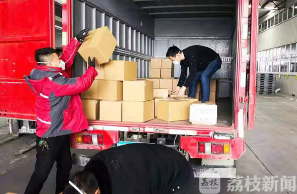 心系疫情阻击战！东台爱心企业捐赠100箱医用手套运往武汉