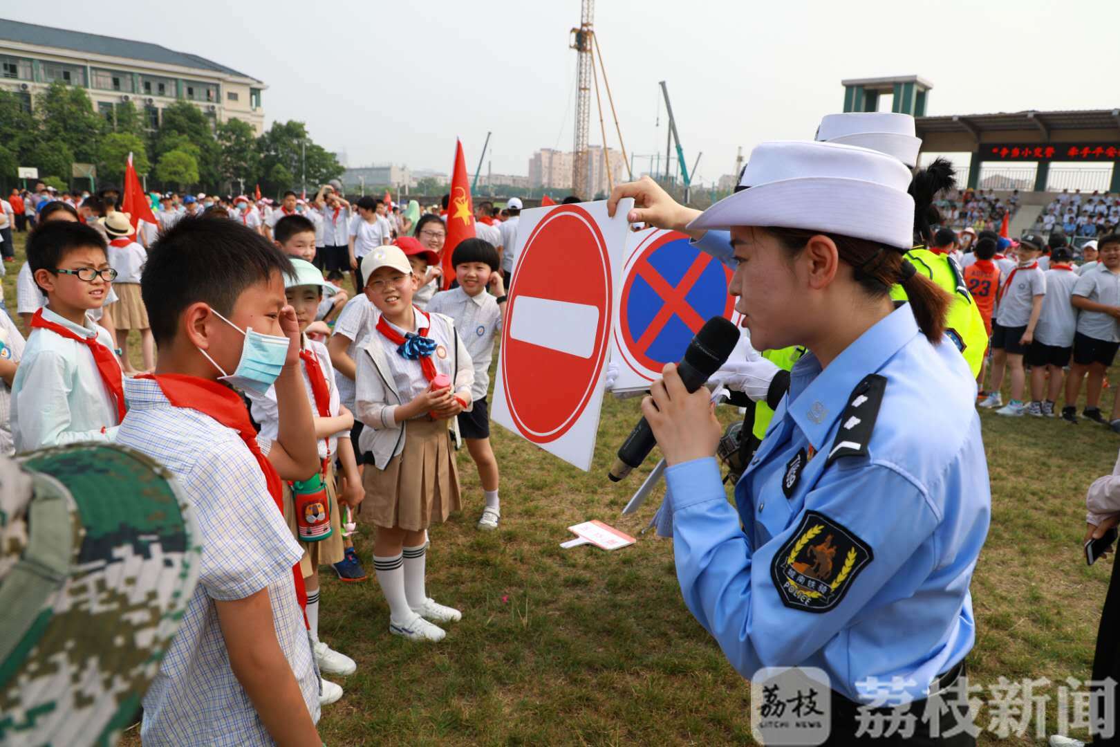 头盔■开直播、送头盔、进校园……盐城力促落实“头”等大事