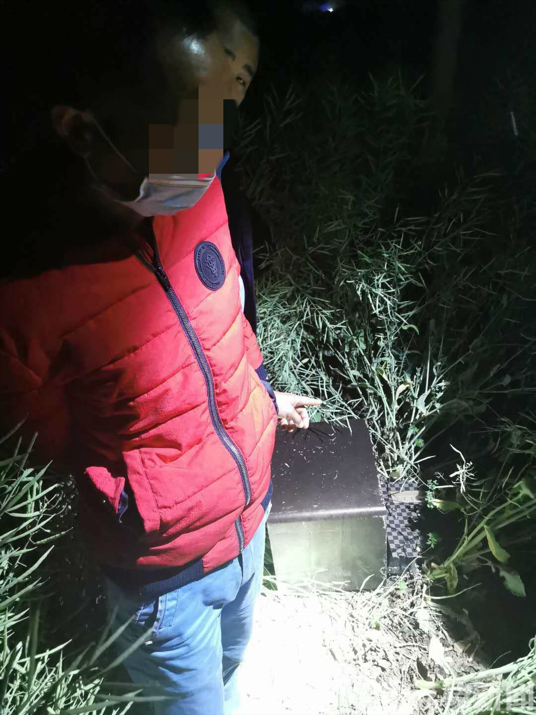 保险柜■胆子真大！蟊贼撬不开保险柜直接搬走，柜内有价值10万黄金和首饰