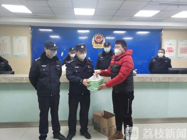 你在一线保护我们 我送口罩保护你     海陵警察和市民的“温情故