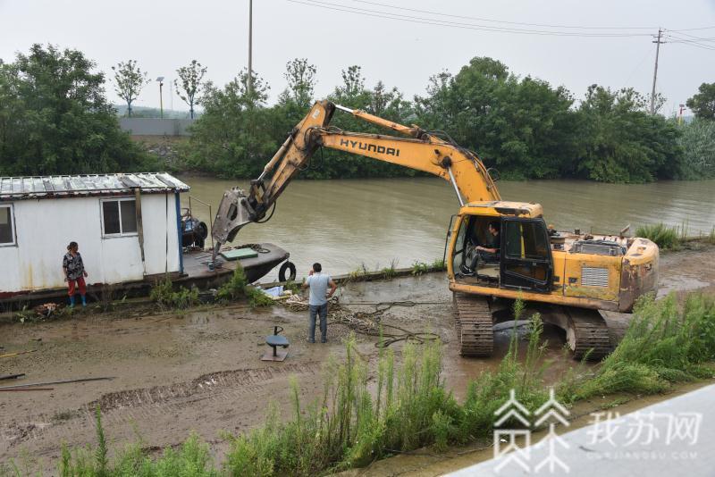 船舶■泰兴清理长江水域“三无”船舶消除水上安全隐患