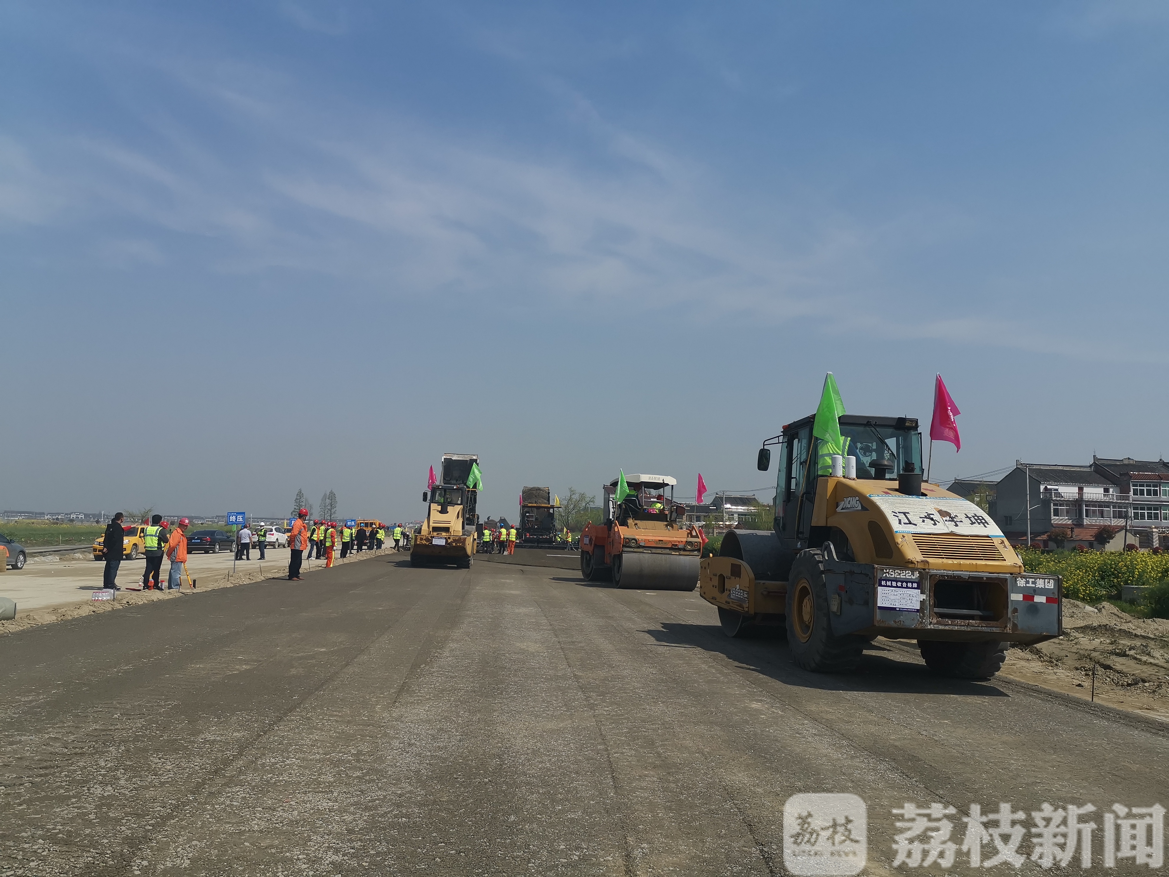试验■232省道泰兴段完成路面水稳试验段摊铺