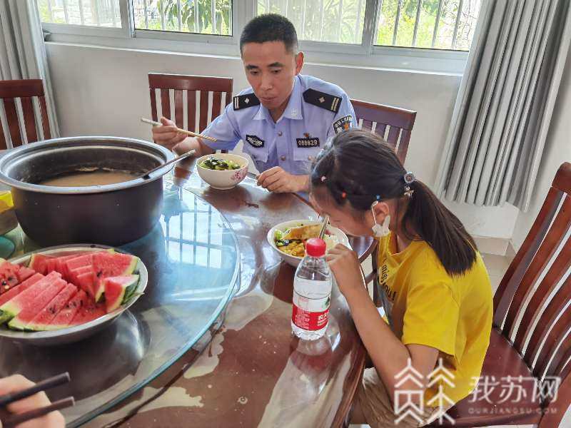 火车■警察叔叔，二姨被火车带走啦