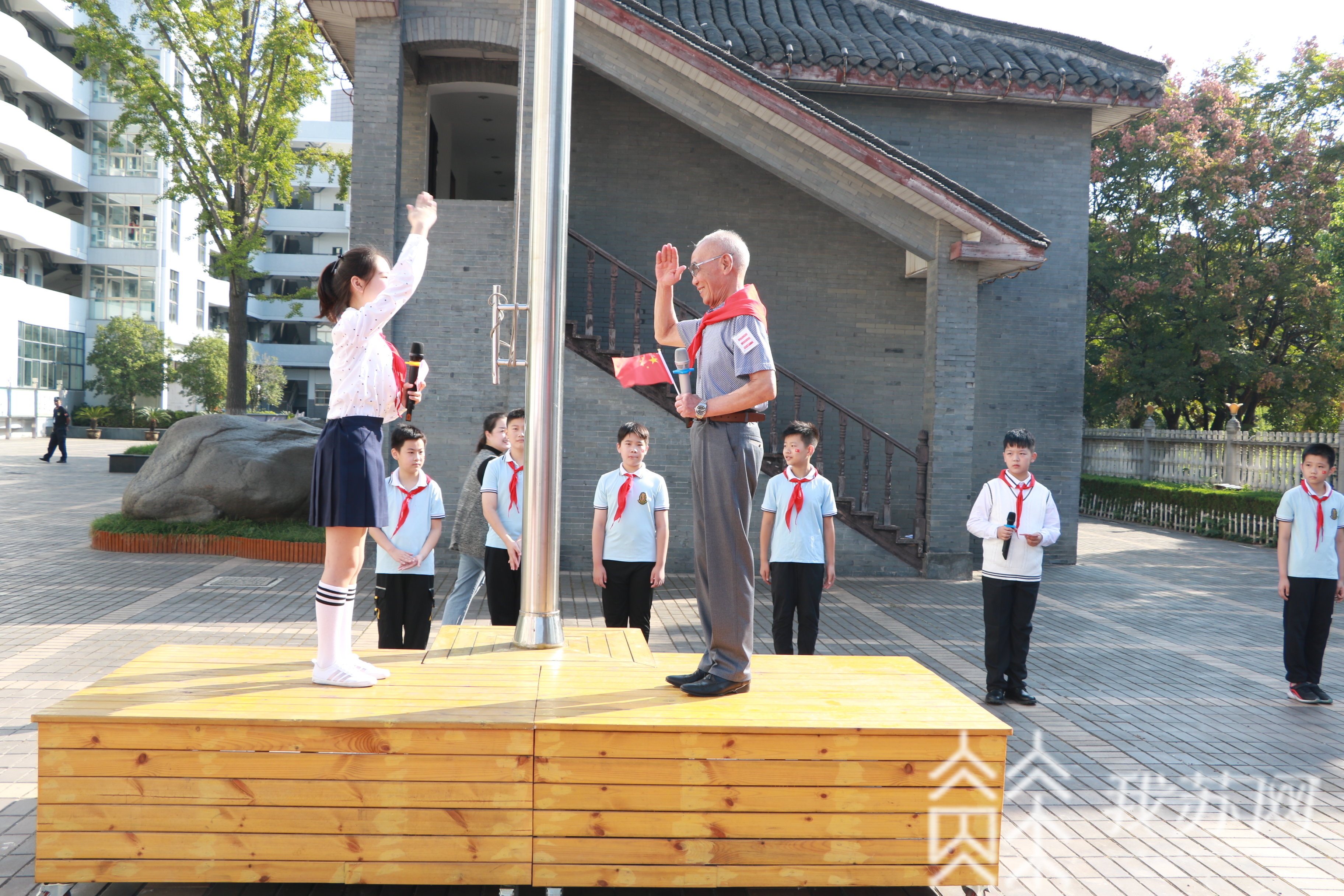 母校■70年前投笔从戎，如今85岁老军人回江苏母校升国旗庆国庆