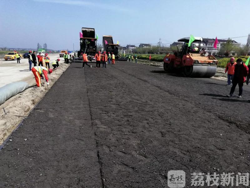 试验■232省道泰兴段完成路面水稳试验段摊铺