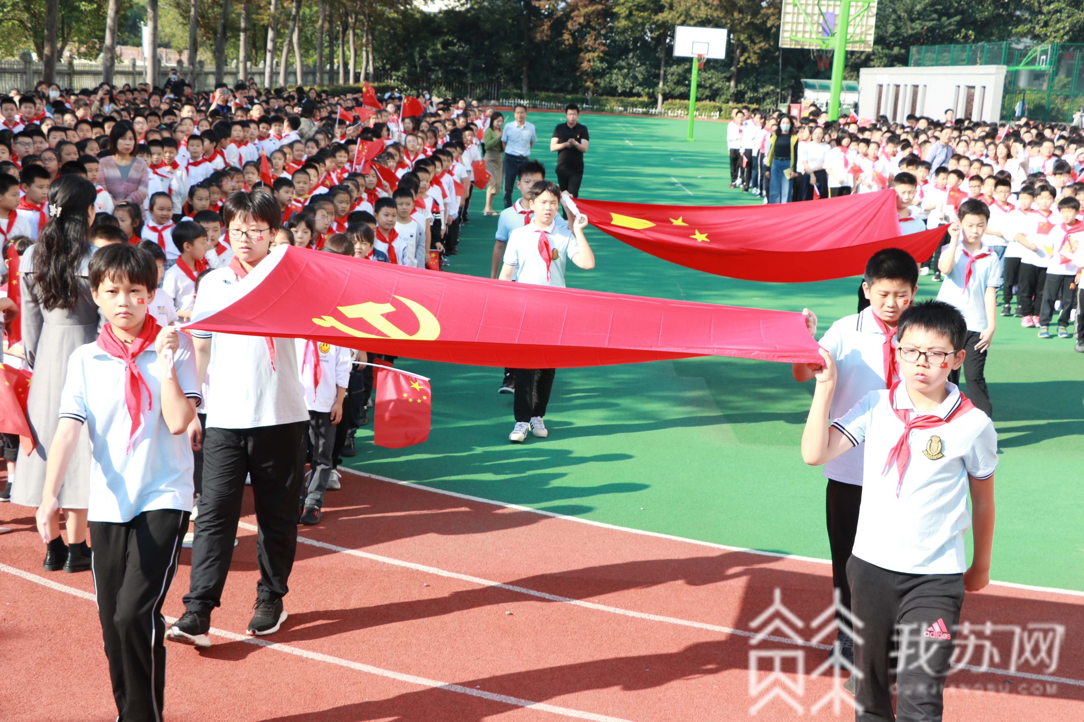 母校■70年前投笔从戎，如今85岁老军人回江苏母校升国旗庆国庆