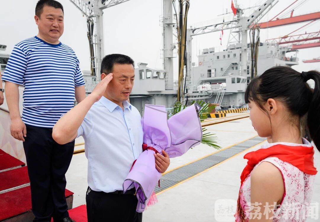 海军■“中华补给第一舰”洪泽湖舰永久停泊人民海军诞生地！
