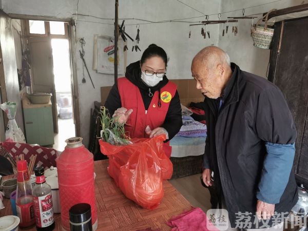 社区书记变身“外买大姐”