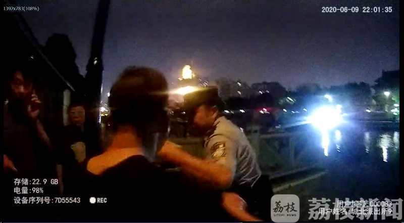■男子深夜跳河轻生，民警苦劝游回船上