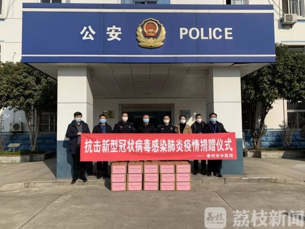 你在一线保护我们 我送口罩保护你     海陵警察和市民的“温情故