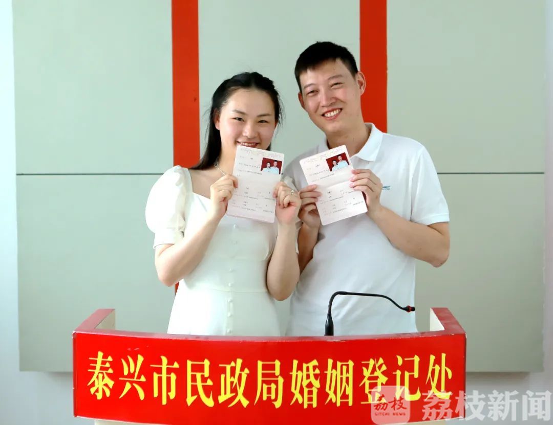 领证■推迟108天后，这对“警医”新人终于领证了！
