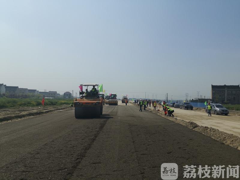 试验■232省道泰兴段完成路面水稳试验段摊铺