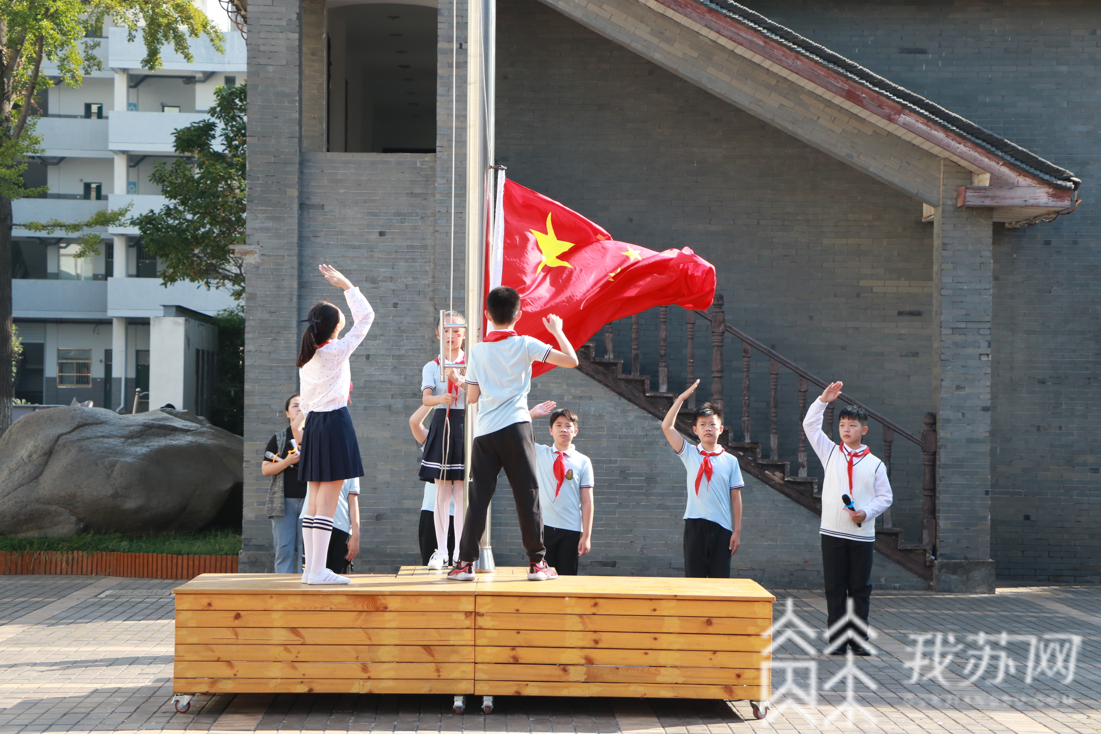 母校■70年前投笔从戎，如今85岁老军人回江苏母校升国旗庆国庆