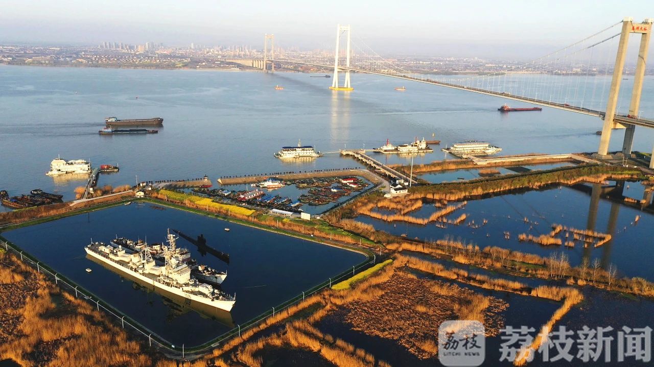 海军■“中华补给第一舰”洪泽湖舰永久停泊人民海军诞生地！