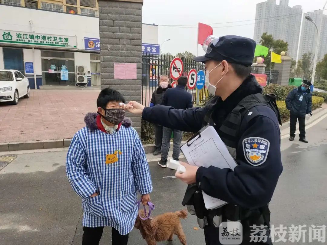 领证■推迟108天后，这对“警医”新人终于领证了！